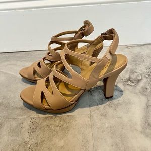 Nude colored heels- size 6